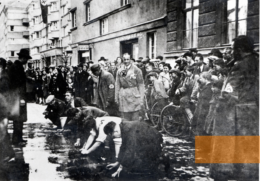 joden in Wenen worden door de nazi's gedwongen de stoep te schrobben